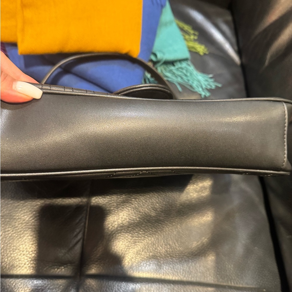 Gucci Black Leather Shoulder Bag with Gold Chain - Picture 4 of 10